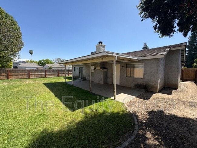 Building Photo - 2210 W Buena Vista Ave
