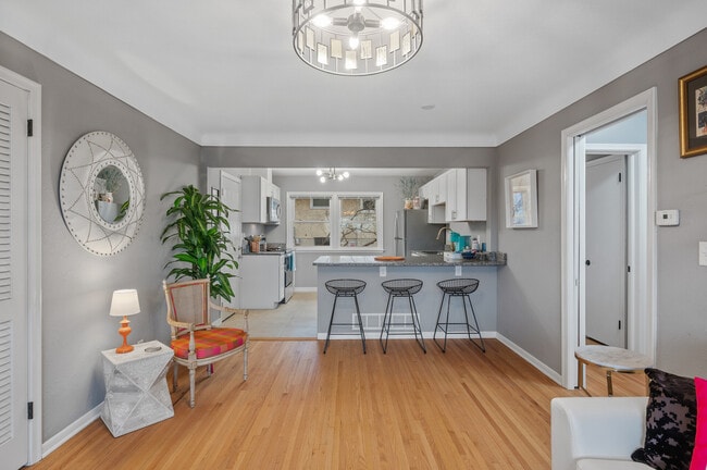 Building Photo - 248 Ruth St N