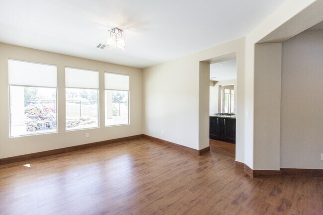 Building Photo - Rhodes Ranch Golf Course View