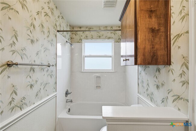 Building Photo - 2215 Dry Creek Dr