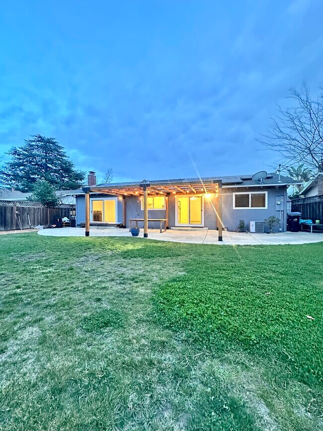 Building Photo - 1717 Gladstone Ave