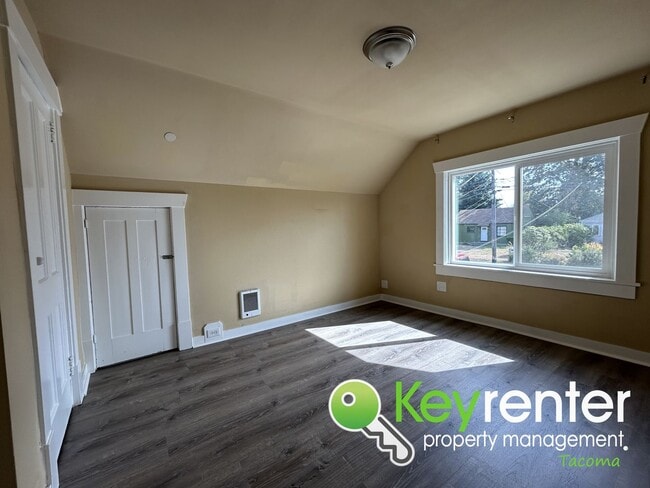 Building Photo - Delightful 3Bed/1.5Bath Craftsman Home