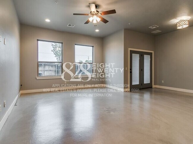 Building Photo - *AVAILABLE NOW!* Urban chic 3 bed/2.5 bath Townhome in West Norman!