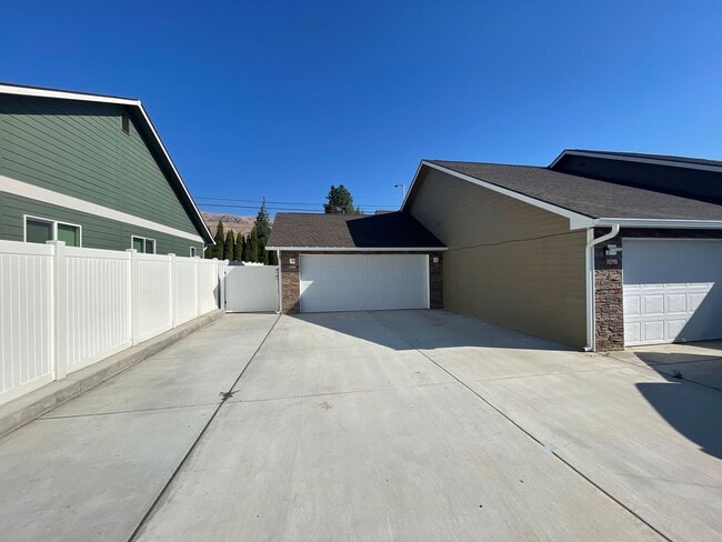 Building Photo - 109 Pear Ct