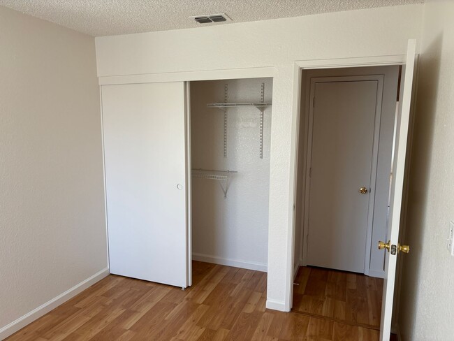 Building Photo - Close to Schools & Shopping