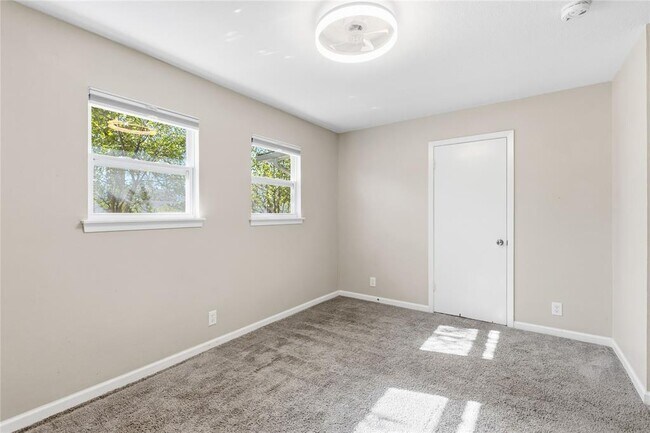 Building Photo - 404 Seminole Dr