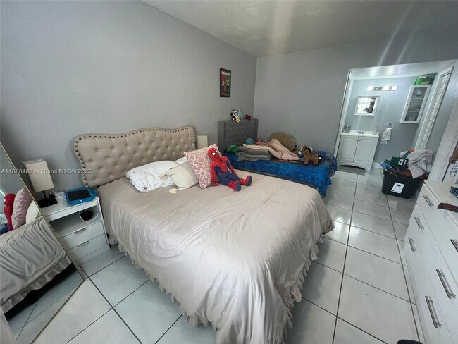 Building Photo - 13715 Kendale Lakes Cir