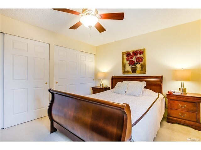 Building Photo - Beautiful 2 Bed 1.5 Bath in Sought After Woodridge, Bellevue.