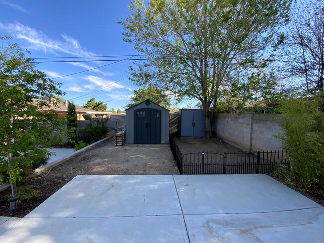 Building Photo - 3 Bedroom Updated Single Story Home Availa...