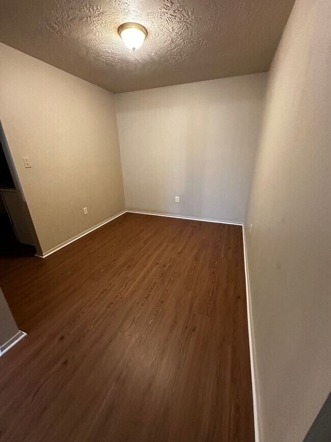 Building Photo - 1/1 Apartment - **HUD Accepted** (upstairs)