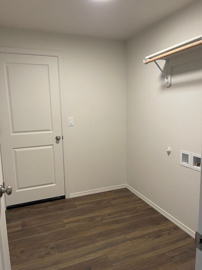 Building Photo - Newer 3 Bedroom, 2 Bathroom, 2 Car Garage,...