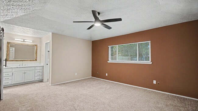 Building Photo - 215 Redbud Cir