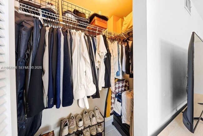 Building Photo - 1050 7th St