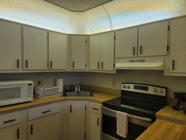 Building Photo - 5773 La Paseos Dr