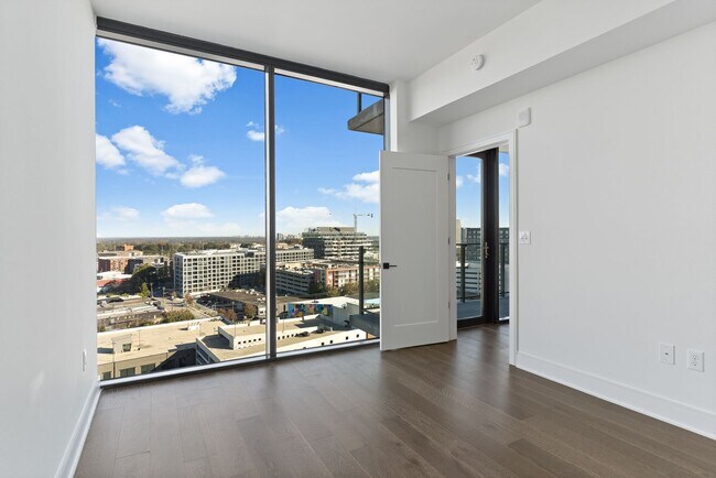 Building Photo - 2 Bed 2 Bath Apartment in West Midtown!
