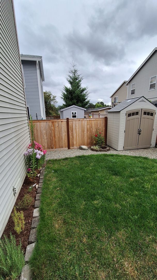Building Photo - Just in Time for School!!! Beautifully Lan...