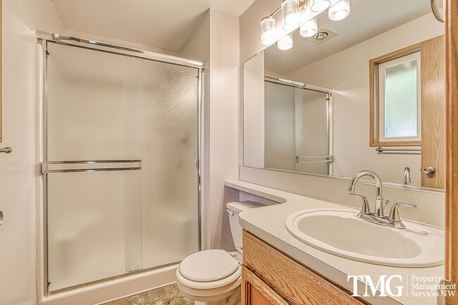 Building Photo - Large Ranch-style home with 3 Bed 2 Bath i...