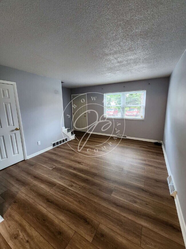 Building Photo - **Beautifully Updated 2-Bedroom Townhome**