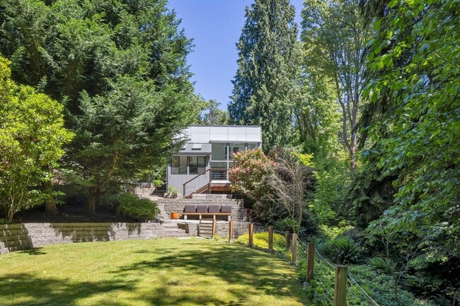 Building Photo - Great modern home located on Mercer Island