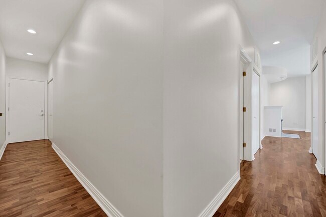 Building Photo - 330 N Clinton St