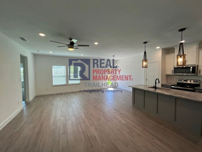 Building Photo - Stylish 3 Bed, 2 Bath Home in Gated Lakesi...