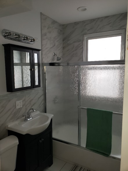 Building Photo - 142 Mapes Ave