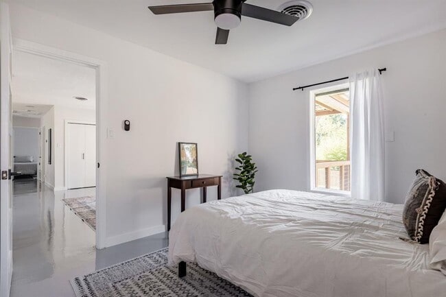 Building Photo - 2405 Trafalgar Dr