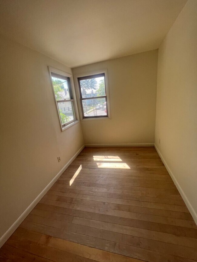 Building Photo - 52 Hickok Pl