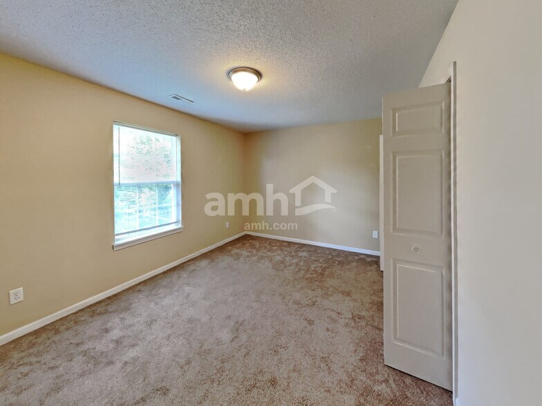 Building Photo - 950 Millbrook Dr