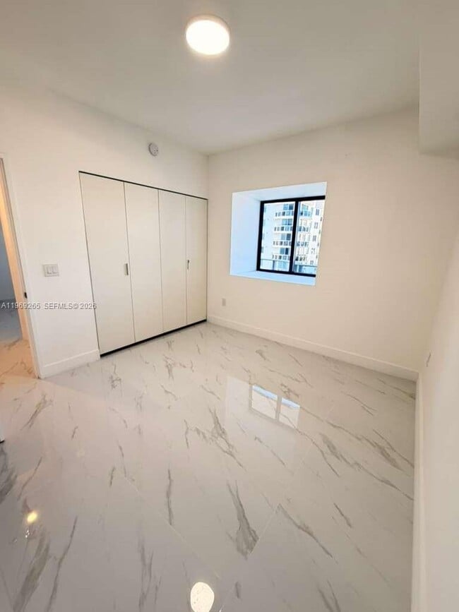 Building Photo - 700 NE 24th St