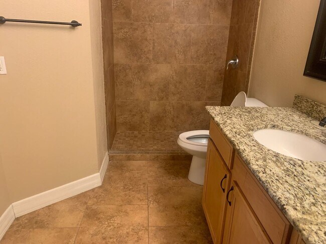 Building Photo - 3 Bedroom - 2  Bedroom - 1656 Sq. Ft - Cas...