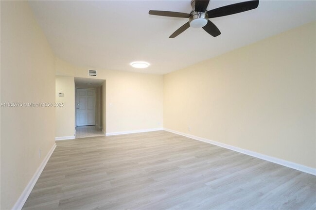 Building Photo - 2821 Somerset Dr