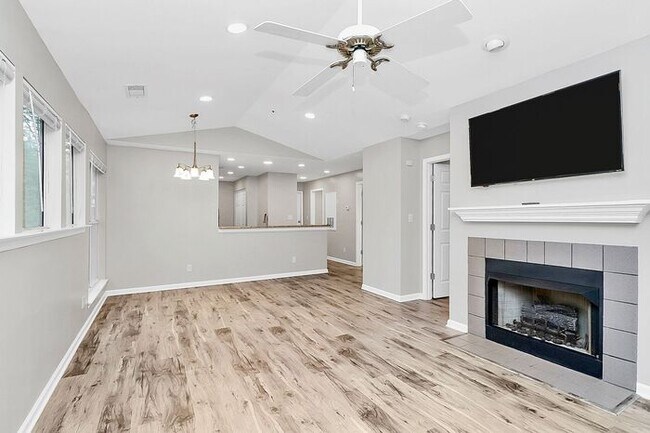 Building Photo - Bright 2BD/2BA Tennis Villa at Lake Norman!