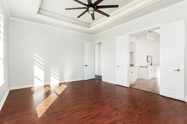 Building Photo - 2000 Le Mans Dr