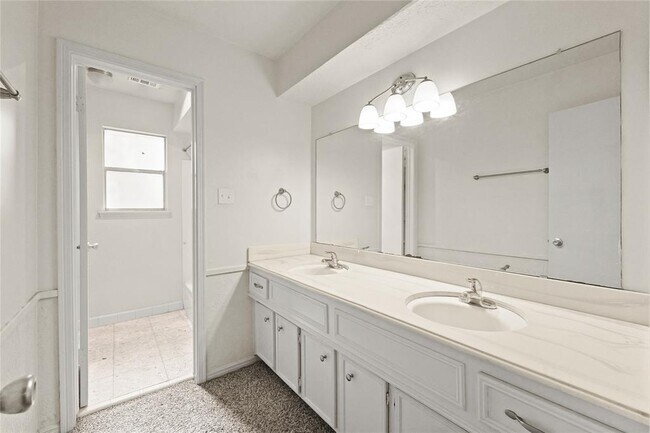 Building Photo - 14110 Saddlebend Dr