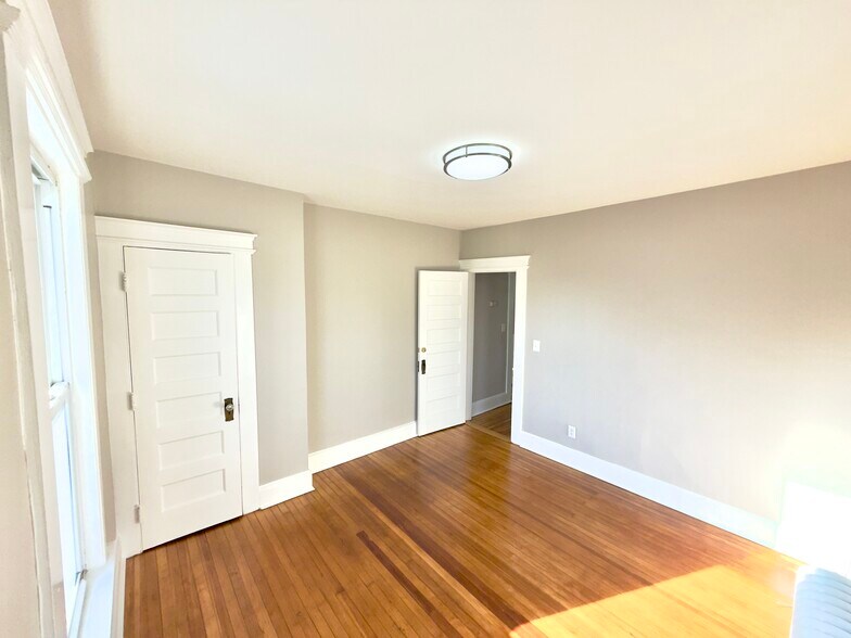 Building Photo - 76 Rose St