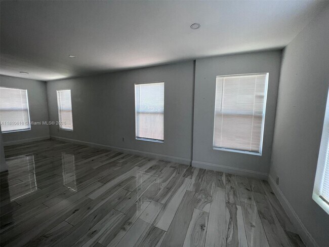 Building Photo - 829 S L St
