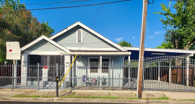 Building Photo - 2222 Hogg St