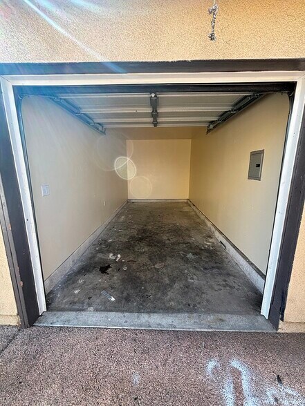 Building Photo - 324 W 77th St