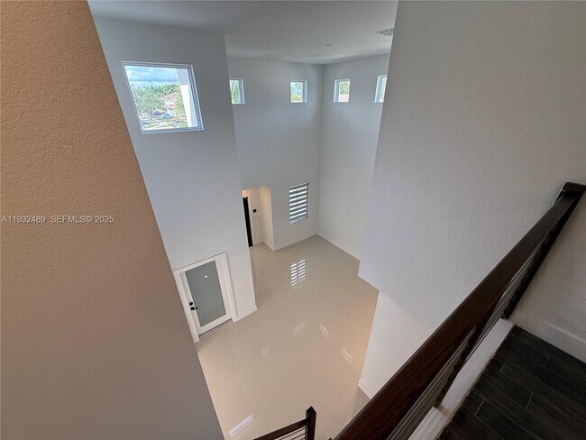 Building Photo - 107 SE 22nd Terrace