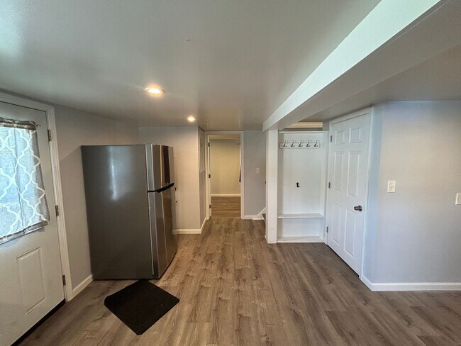 Building Photo - Single Family - 3 Bed - 2 Bath Home in a Private Setting