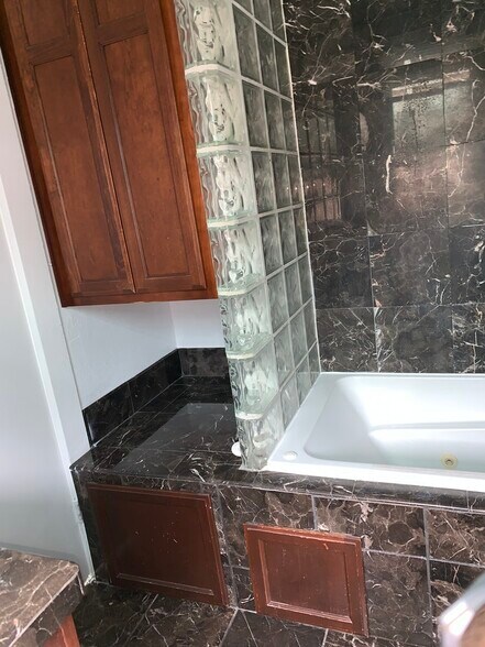 Middle bathroom - 3146 2nd Ave