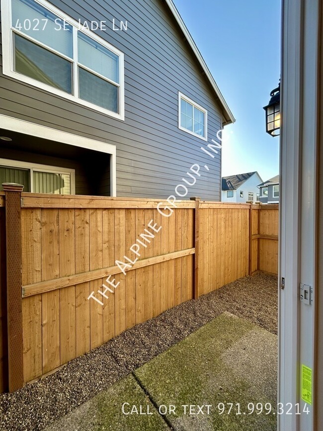 Building Photo - Hillsboro Townhome - Two Comfortable Suites!