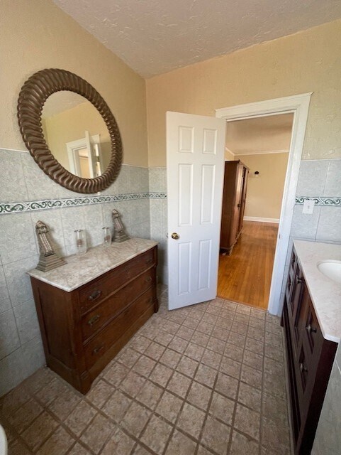 Master Bath - 949 S Ohio Ave