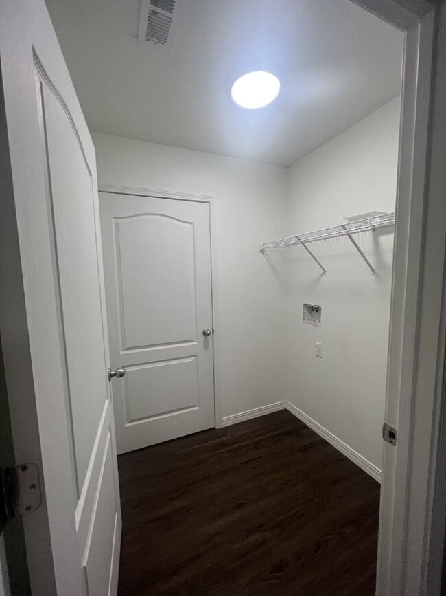 Building Photo - 3BR/2.5BA Townhouse Move-in Special**