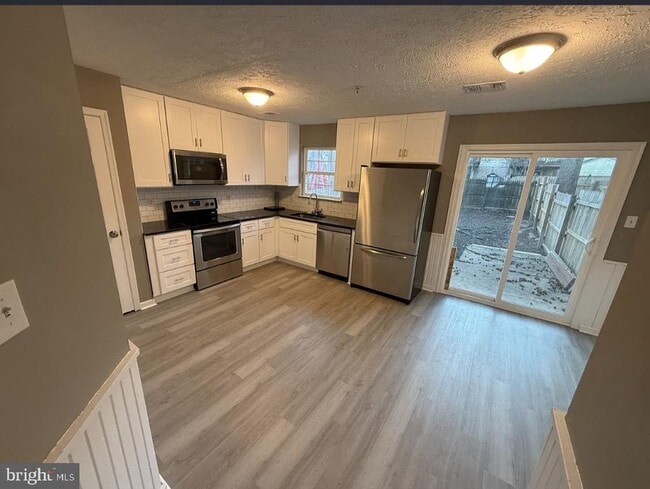 Building Photo - 30 Sycamore Dr