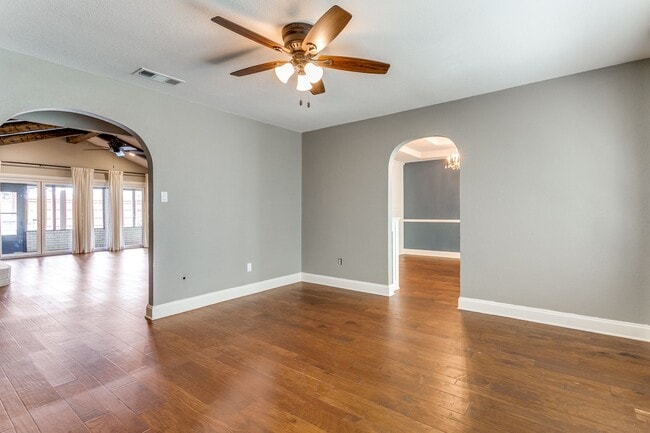 Building Photo - 4 bedroom with pool in Colleyville