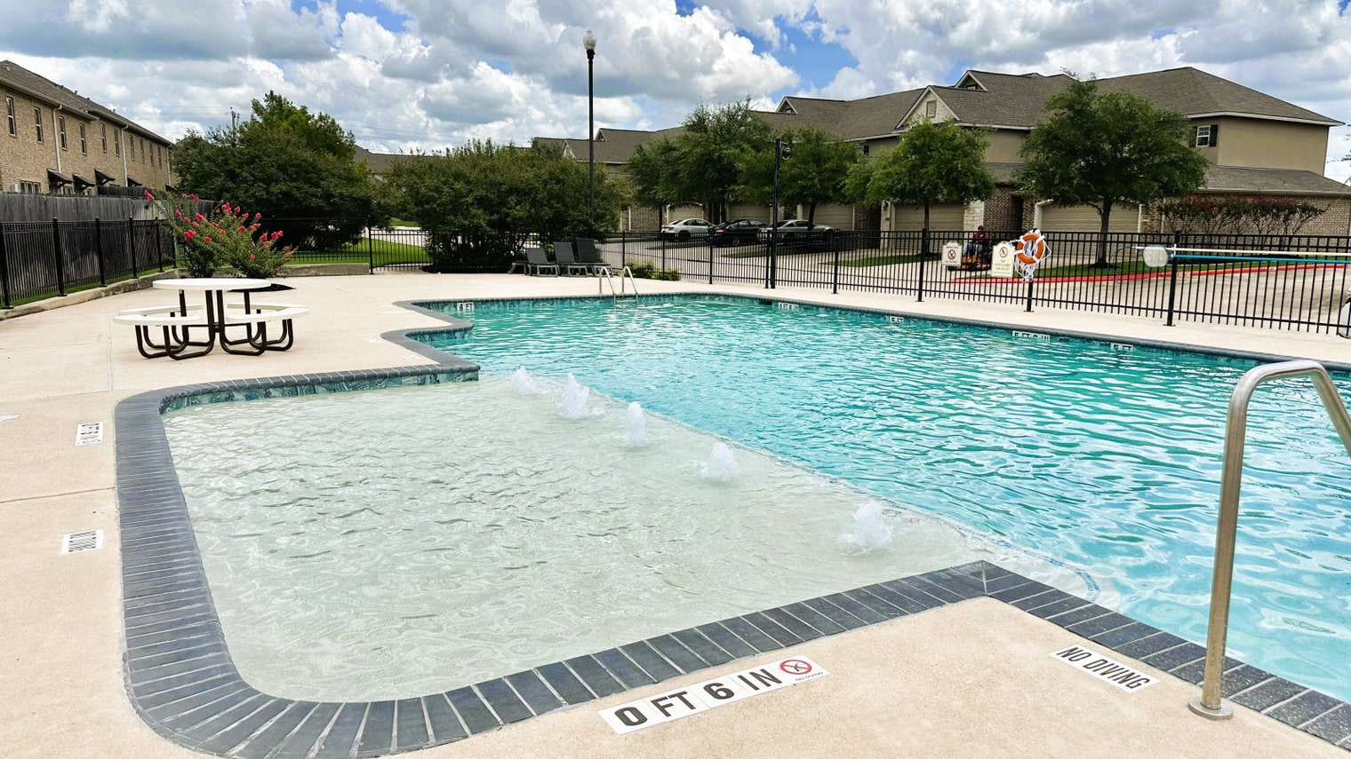 Building Photo - 1416 Cres Ridge Dr