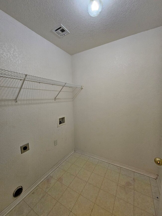 Building Photo - (2) Bed/(1) Bath Pets Negotiable Avail NOW w/ Storm Shelter!