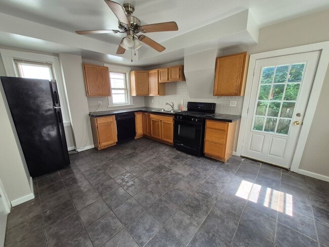 Building Photo - 2 Bedroom House with Walk In Closet / Offi...